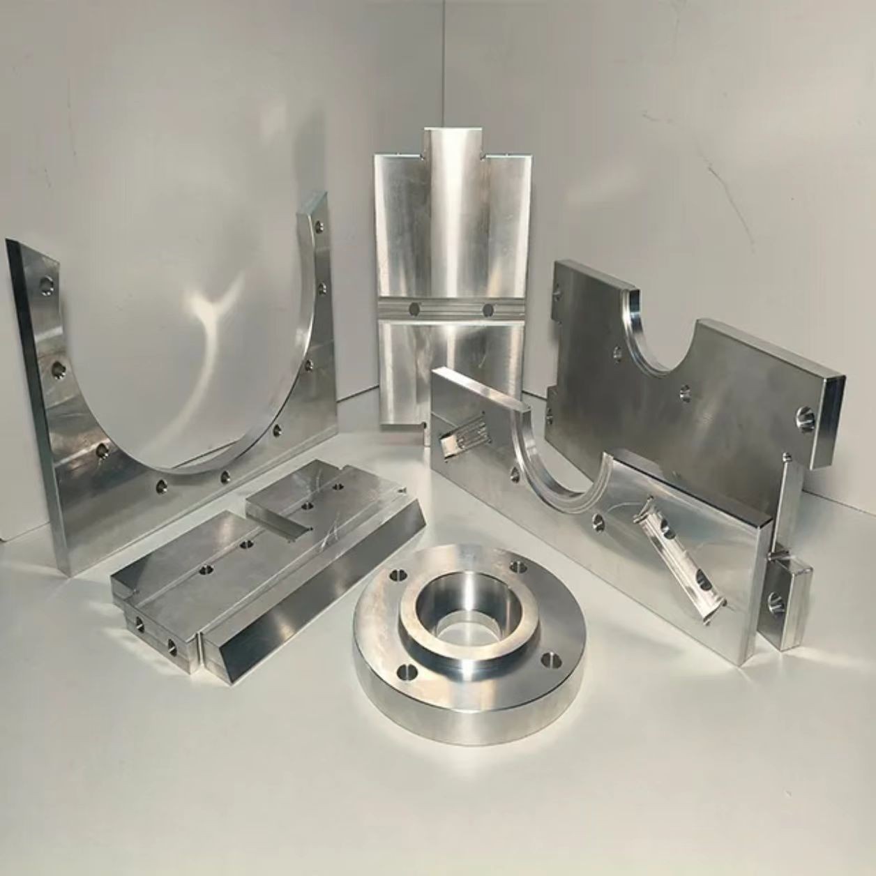 铸造与机加工_高精度零件小批量加工_苏州莱图加